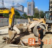 尻我舔我高温下的坚守｜道路建设者用汗水铺就畅通路